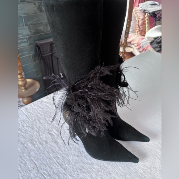 Women’s Cussi Suede Fully Lined Zip Up High Heel Feather Floral Accent Boot 38 - Picture 2 of 14